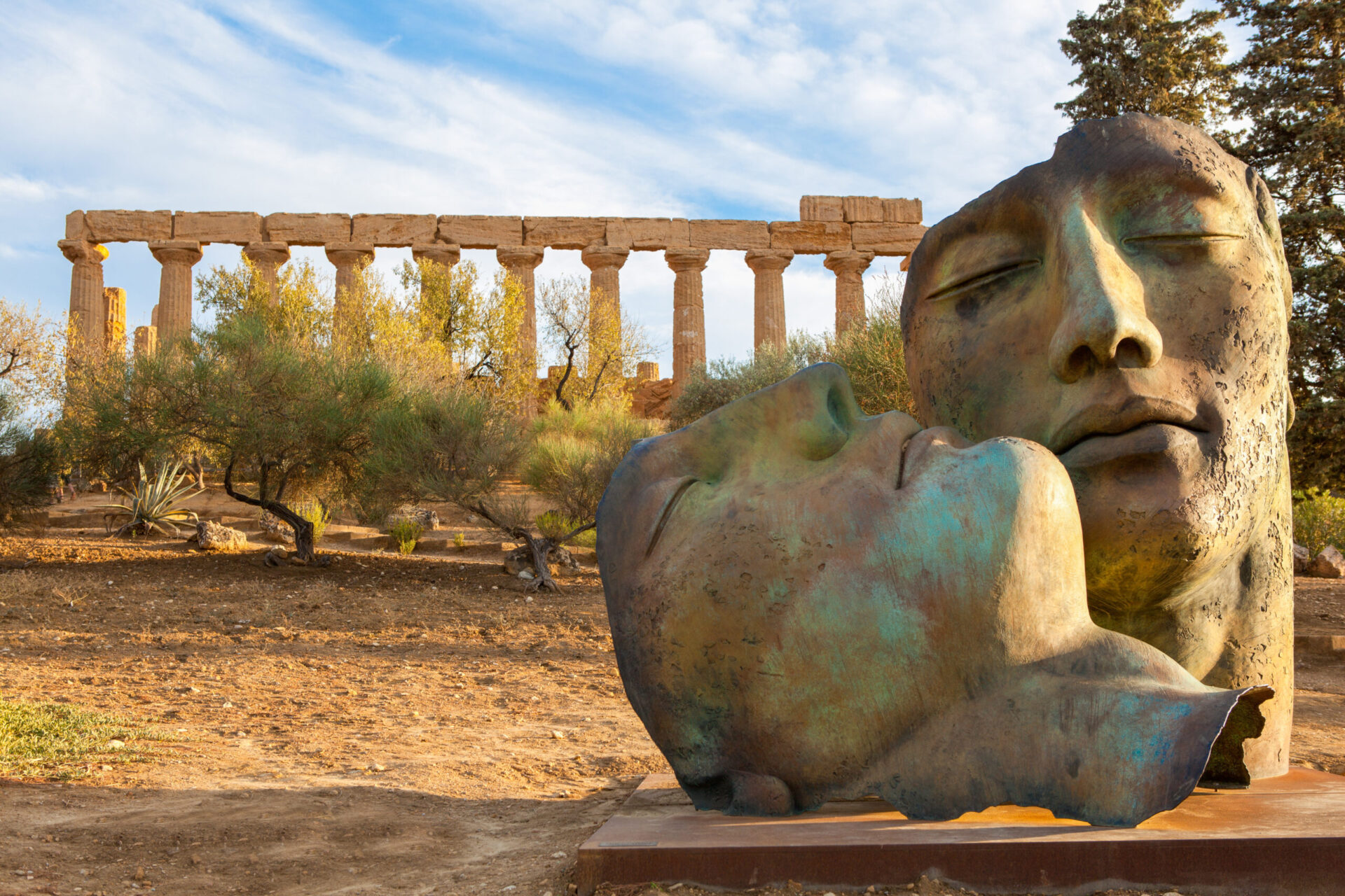 Scultura raffigurante due maschere con gli occhi chiusi